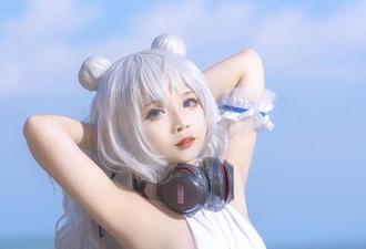 在线追踪Sayo Momo：她的连体衣及其他奇怪事